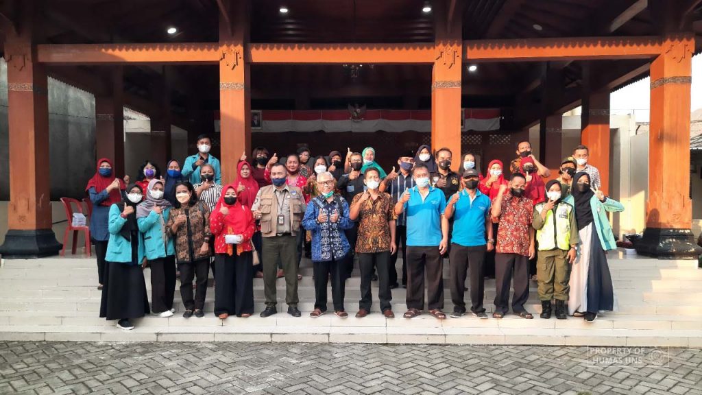 Collaborating with BPBD Surakarta, UNS Students Hold a Humanities Project in Mojo Village