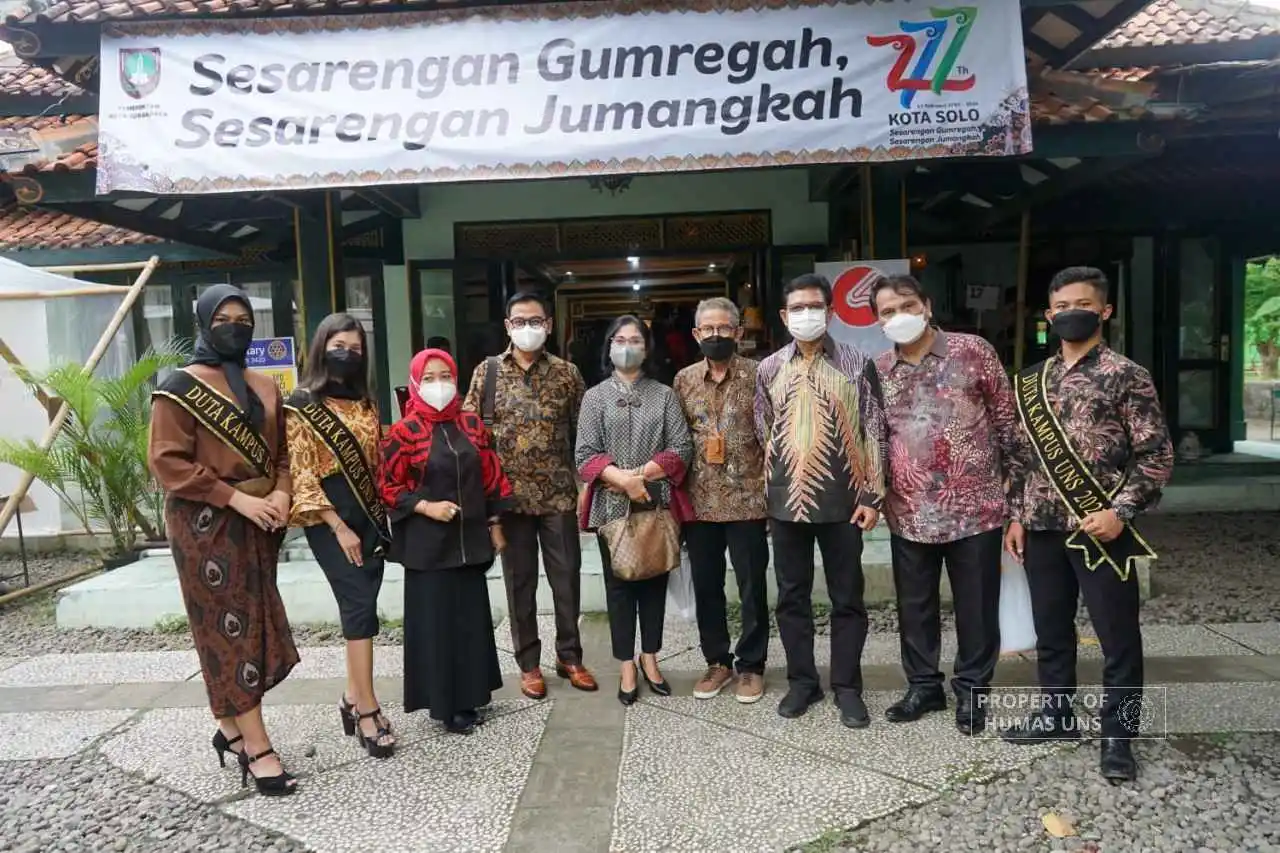After Inauguration, IKA UNS Managers Visited UNS Students Creative Products in Solo Art Market