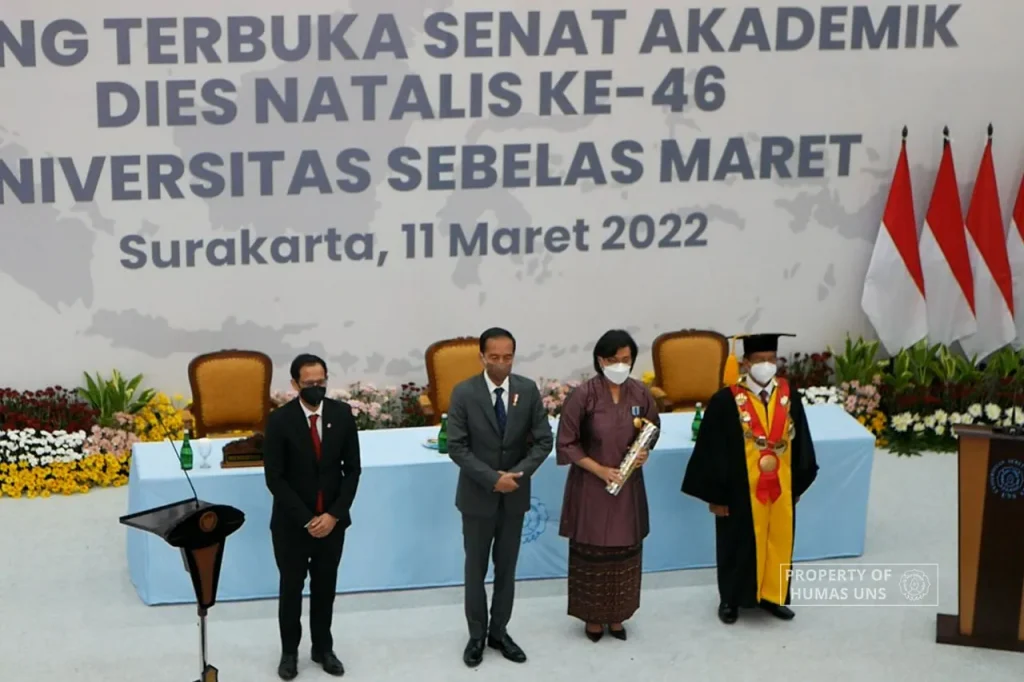UNS Awarded Parasamsya Anugraha Dharma Bhakti Upa Bhaksana to the Indonesian Minister of Finance
