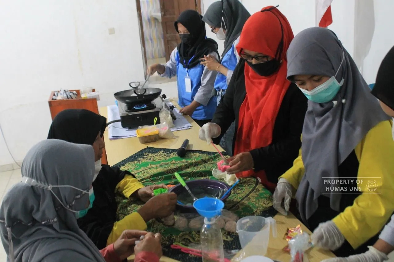 Creative Product Training from UNS KKN Students using Aloe Vera, Rambutan, to Cooking Oil