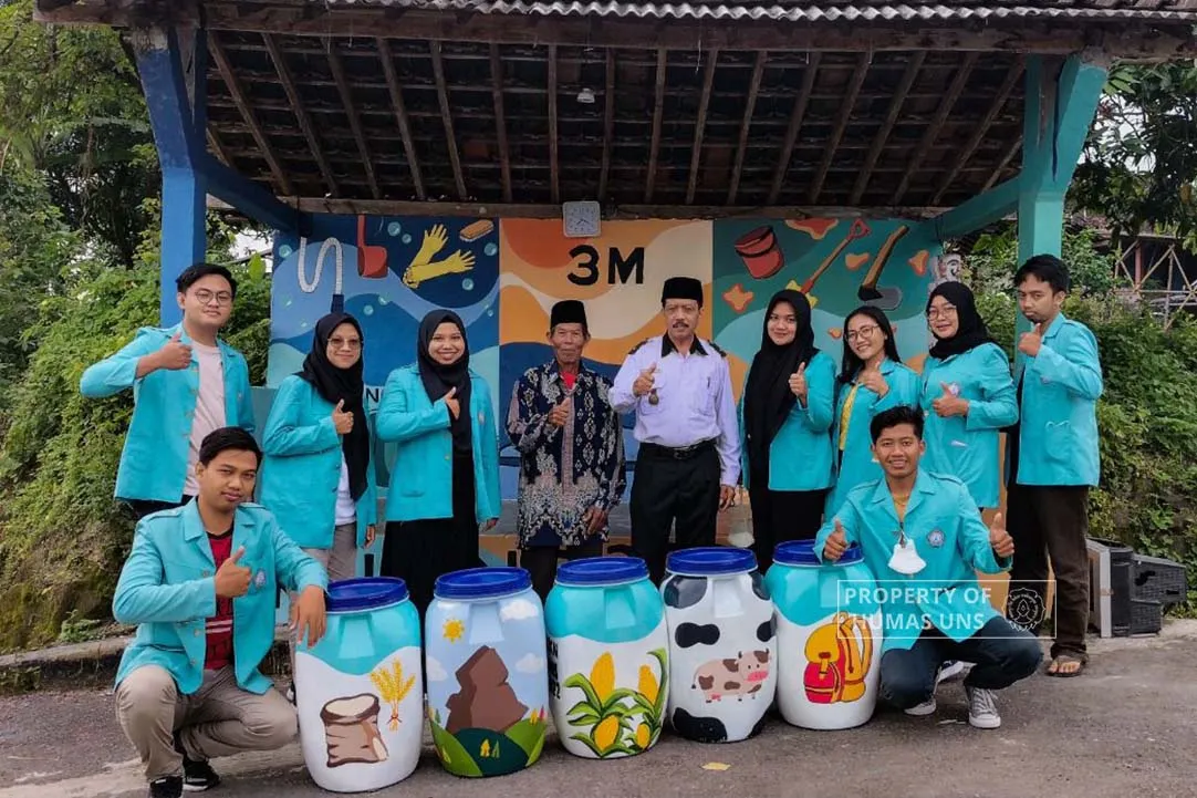 KKN UNS Group Used Mural for Dengue Prevention Education