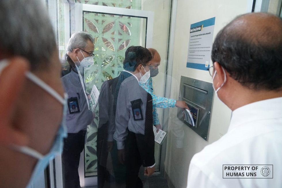 Rector of UNS Inaugurates the Self-Service System in UPT UNS Library