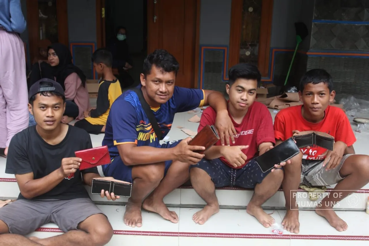 Workshop on Leather Handicraft, UNS KKN Students Open Business Opportunity for Karang Taruna Ngadirejo, Karanganyar