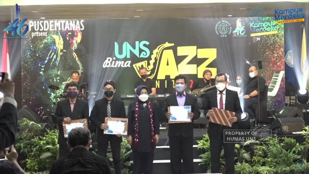 Pusdemtanas LPPM UNS Grated Awards for Outstanding Faculty Members in Jazz Night Event