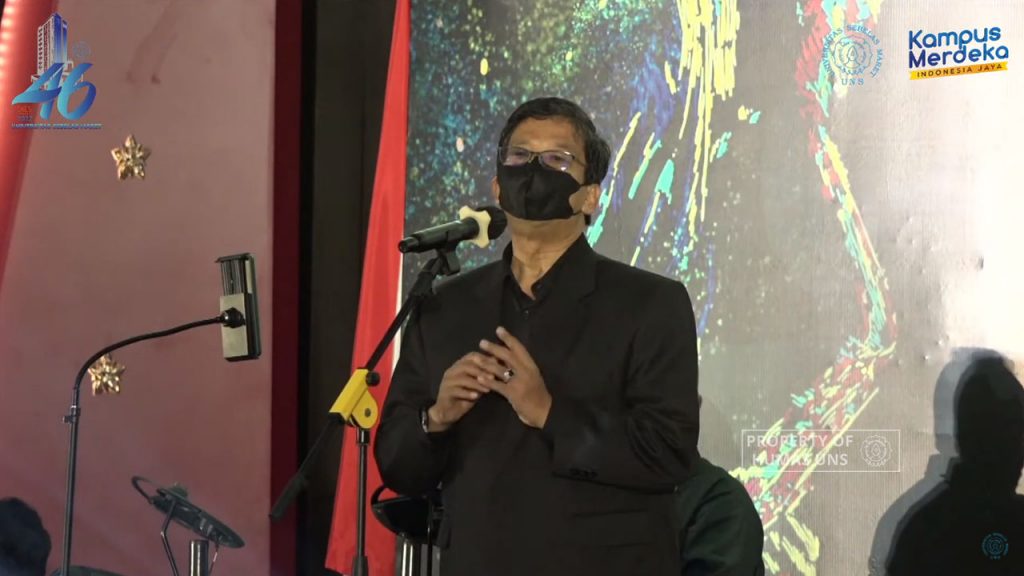 Pusdemtanas LPPM UNS Grated Awards for Outstanding Faculty Members in Jazz Night Event