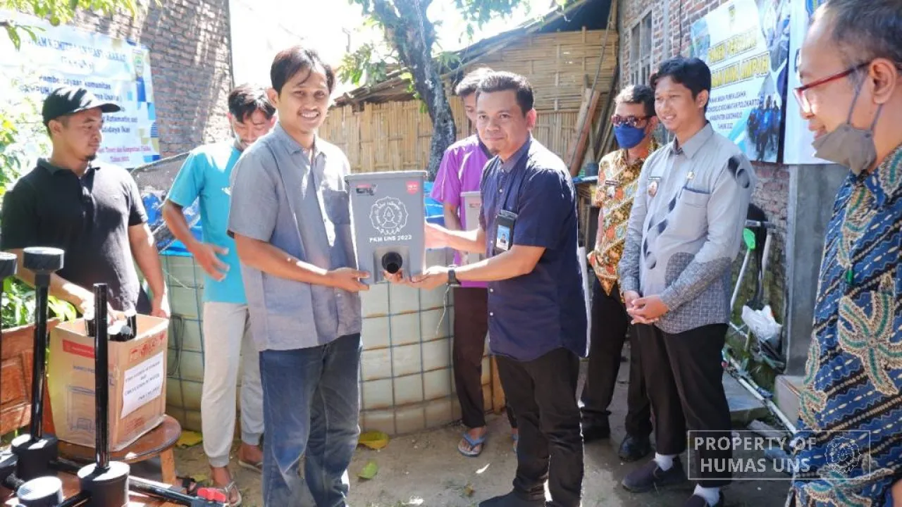 UNS Physics Study Programs FMIPA Handed Over an Automatic Feeder and Water Purifier to Wonorejo Village’s ‘AMPUH’ Community