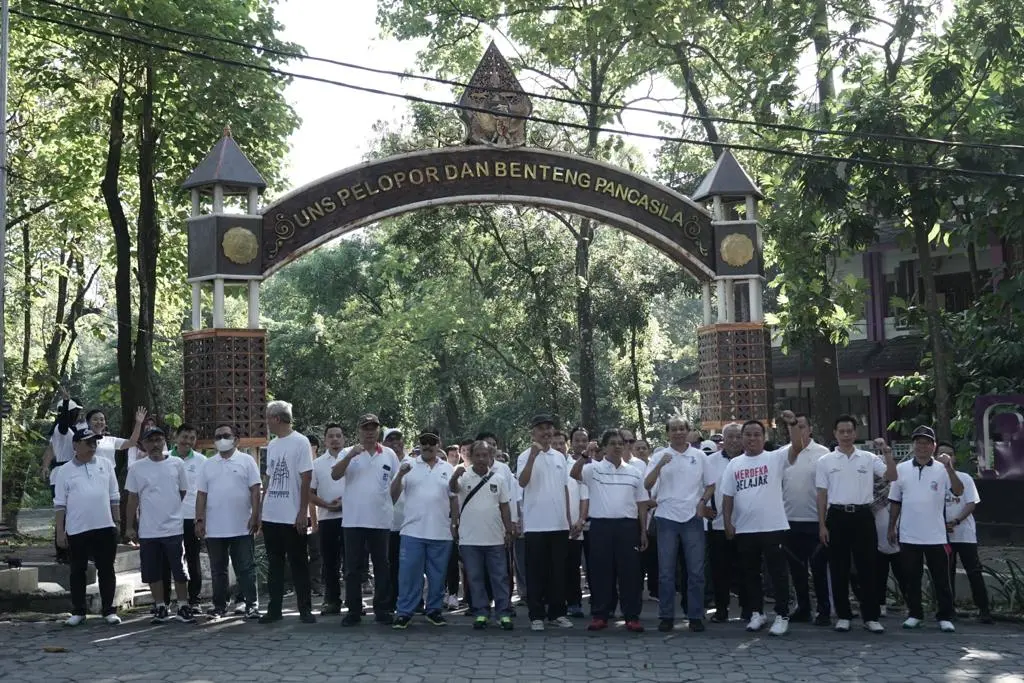 Celebrating Month of Merdeka Belajar, UNS Holds a Health Walk with Leaders