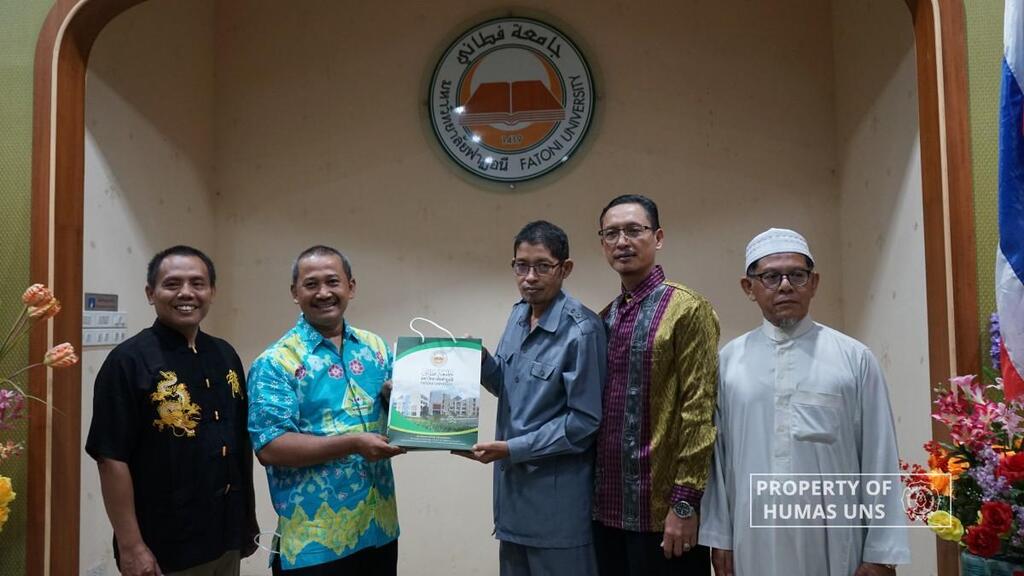 RG Team of PBI FKIP UNS Study Program Holds International Community Service and Signs MoU with Fatoni University, Thailand