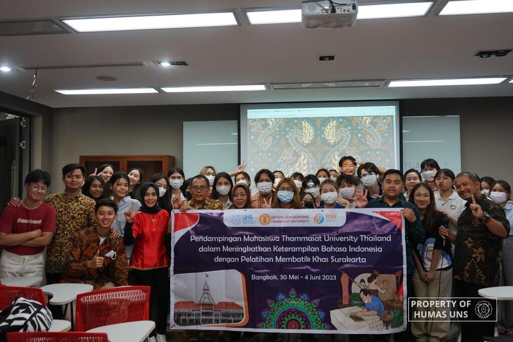 PKMI PBI FKIP UNS Team Holds Indonesian Language Skills Assistance for Thammasat University Thailand Students through Batik