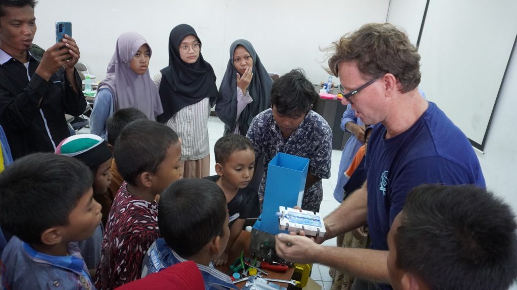 UNS VMEE RG Team Encourages Sekolah Alam Solo Raya Students to Process Plastic Waste