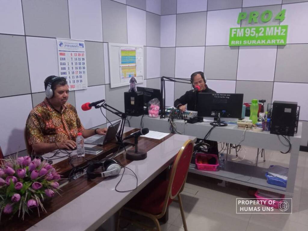 UNS Indonesian Literature Lecturer Explores Malay Poetry and Javanese Songs on RRI Jagongan