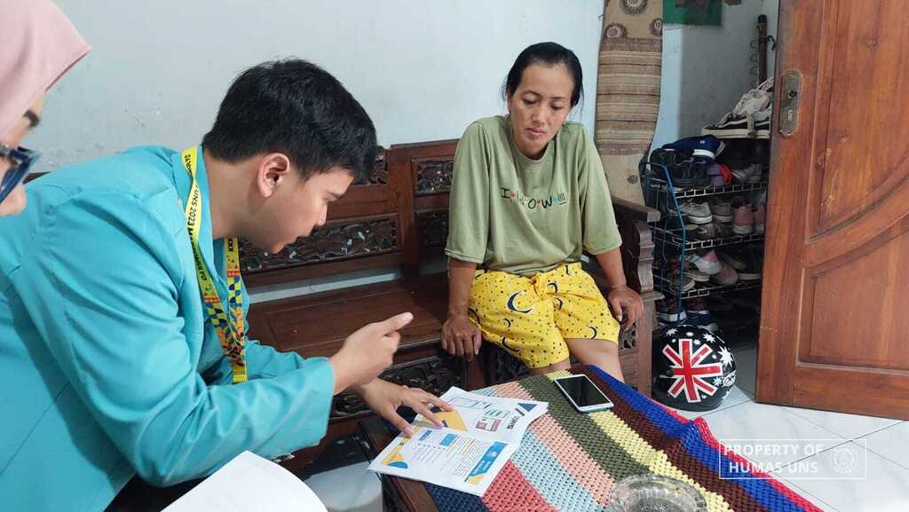 Supporting MSMEs, UNS Community Service Students Organize Digital Platform Socialization in Margomulyo Village Banyuanyar