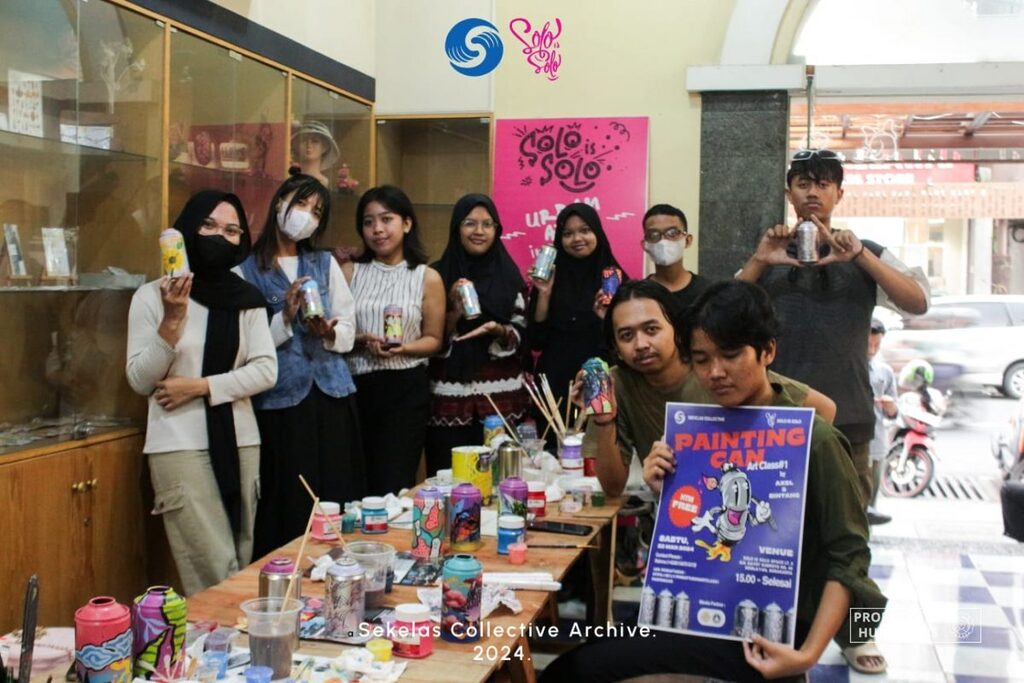 MKBM Students of FSRD UNS Organize Art Class Painting Can