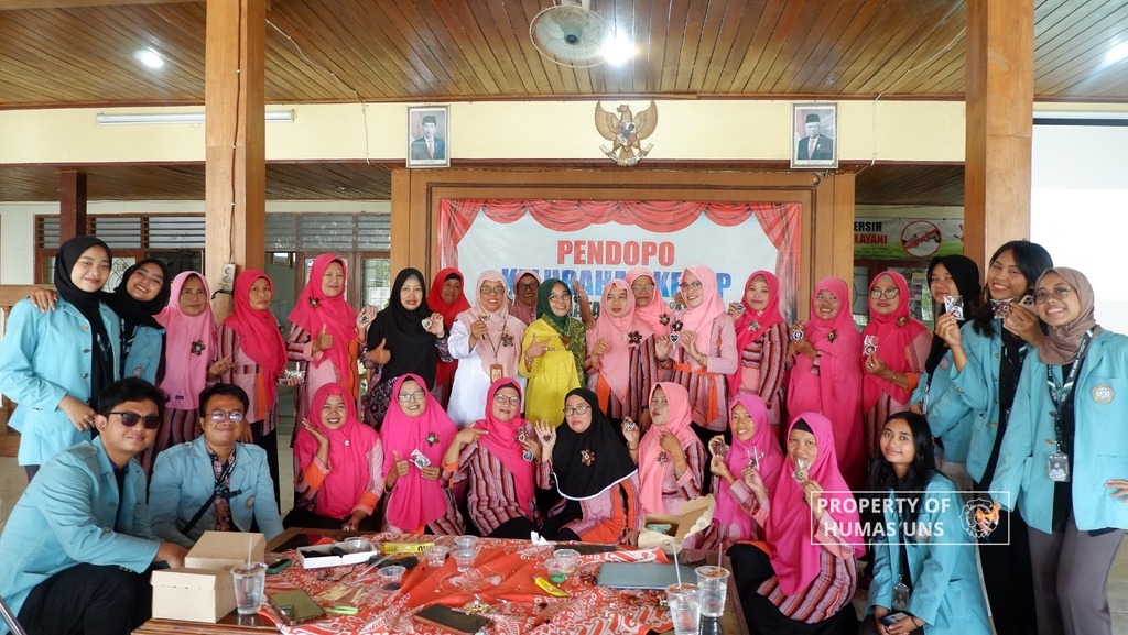 KKN UNS Group 227 Organizes Workshop on Utilizing Coconut Shell Waste and Batik Fabric Scraps