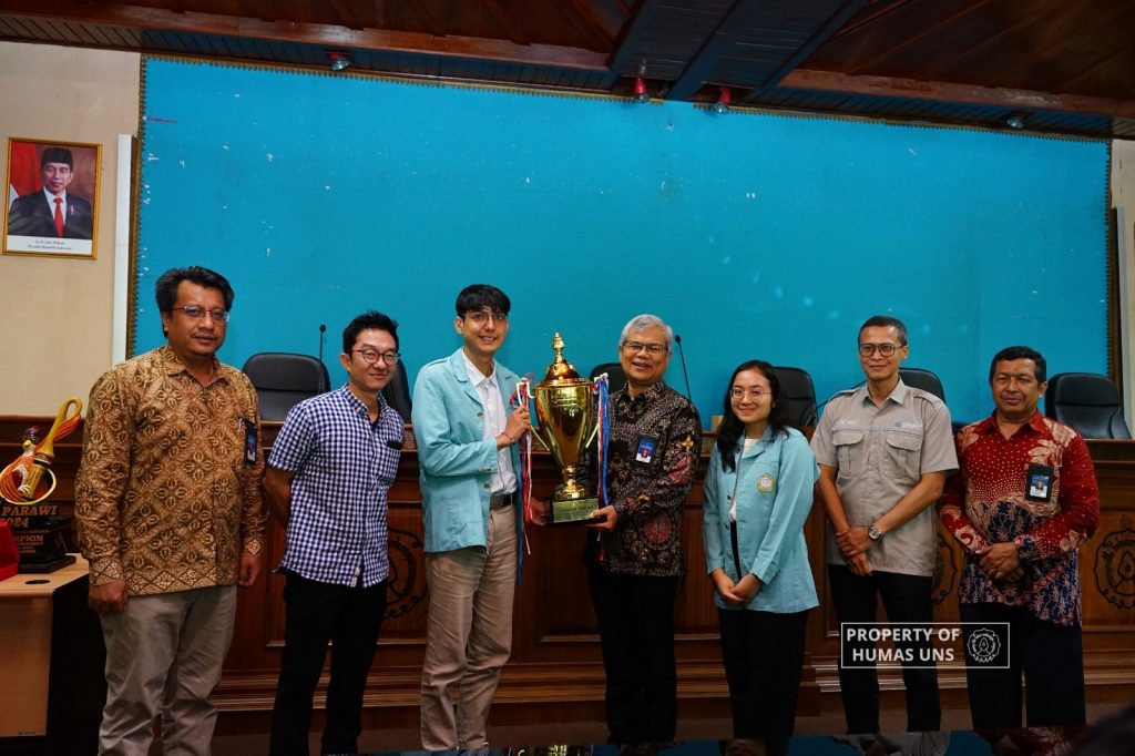 UNS Rector Honors Outstanding Students for Achievements