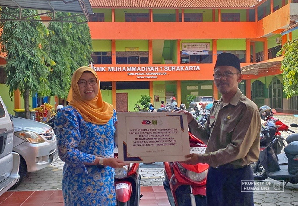 FT UNS Donates Electric Motorcycles to SMK Muhammadiyah 1 Surakarta to Promote Vehicle Electrification