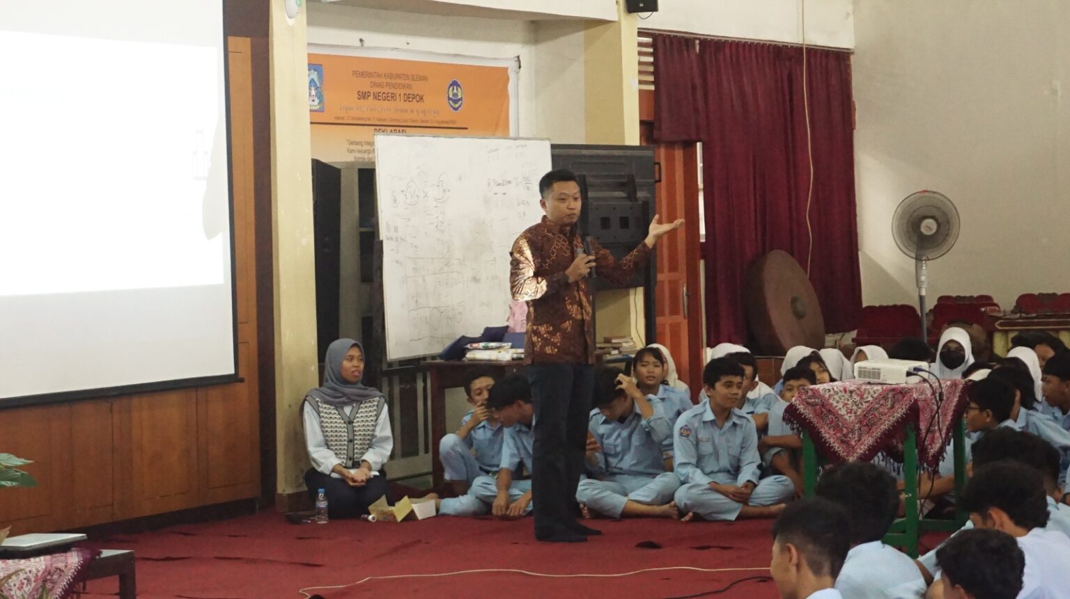 RG Governance and Corporate Finance FEB UNS Holds Digital Financial Education for Junior High School Students