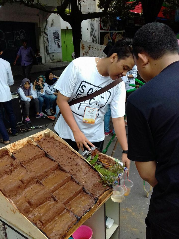 Solfaction menyapa pengunjung car free day dengan sosialisasi untuk meningkatkan kesadaran masyarakat mengenai erosi sehingga mereka akan tergugah untuk menanam pohon