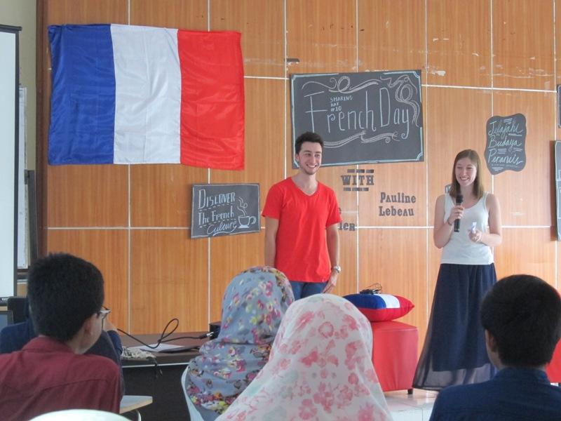 Thomas dan Pauline berbagi cerita tentang negara, sekolah, budaya, makanan, pariwisata, dan event yang ada di Prancis pada acara Sharing Day #10 “French Day” International Office UNS, Kamis (19/3/2015).