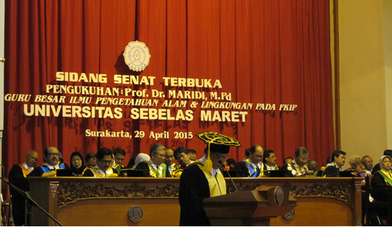 Prof. Dr. Maridi, M.Pd. membacakan orasinya dalam Sidang Senat Terbuka, Rabu (29/4/2015).