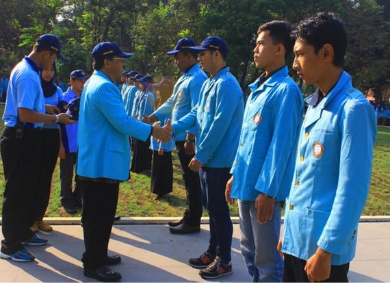 Ravik Karsidi melepas 2721 mahasiswa KKN Tematik Integratif yang akan diberangkatkan ke berbagai wilayah di Indonesia.
