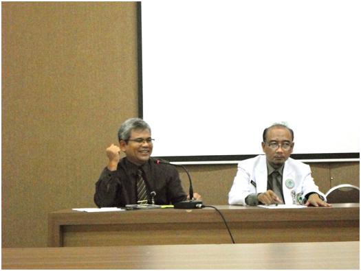 (dari kiri ke kanan) Prof.Dr. Hartono, dr.,M.Si, selaku Dekan Fakultas Kedokteran Universitas Sebelas Maret (UNS) Surakarta bersama dengan Dr. Reviono, dr.,Sp.P, selaku ketua panitia Muktamar VIII Asosiasi Institusi Pendidikan Kedokteran Indonesia (AIPKI) bertempat di ruang sidang 3 Fakultas Kedokteran UNS, pada hari Kamis, 13 Agustus 2015