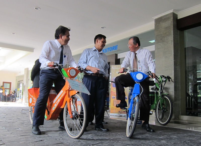 (dari kiri) Sholihin - Dekan FT, Kuncoro Diharjo, dan Ravik Karsidi- Rektor UNS mencoba BIKUNS. Sepeda listrik buatan Pusnas ini mampu menempuh jarak 30 km.