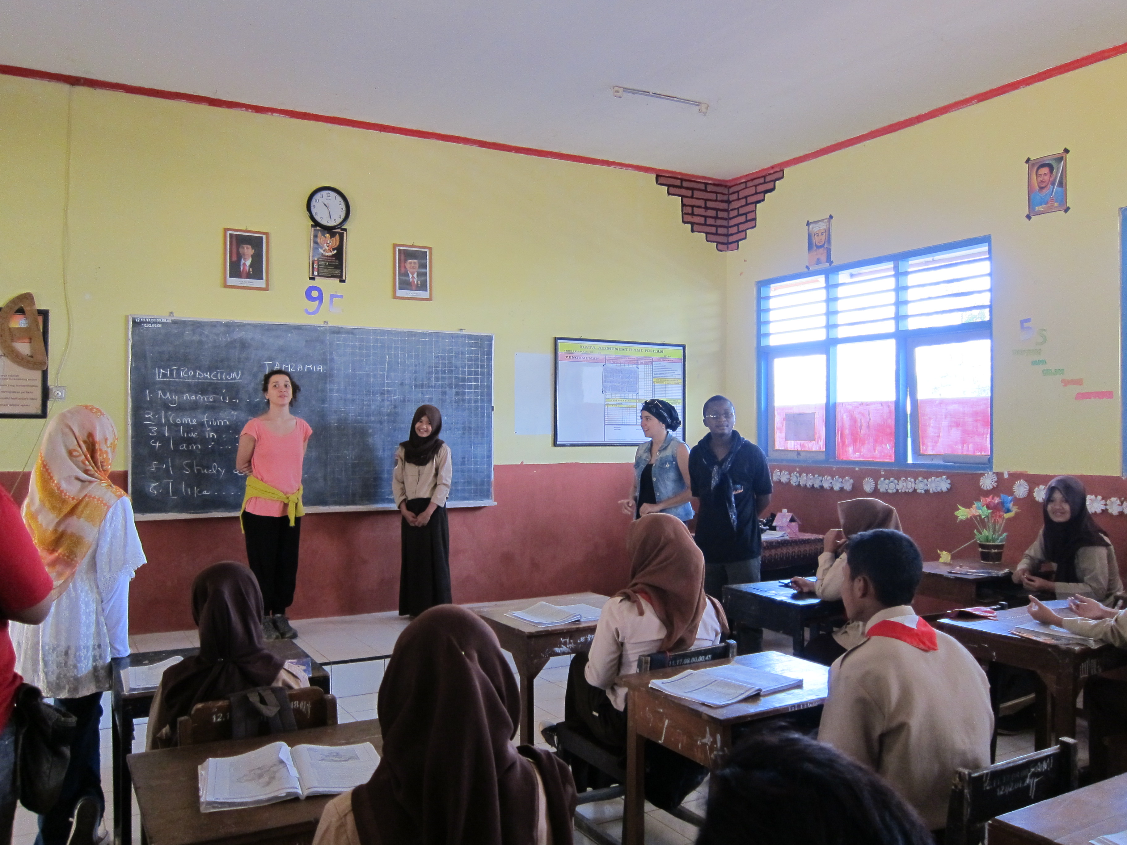 Interaksi mahasiswa asing dengan siswa-siswa SD di kawasan Gunung Sumbing