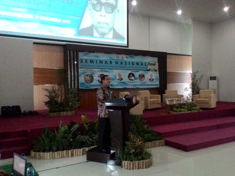 Akbar Tanjung memberi paparannya tentang sosok Lafran Pane pada seminar nasional, Sabtu (12/12/2015).