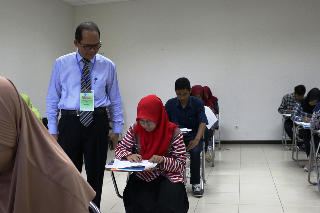 Sutarno, Ketua Panitia Lokal 44 mengawasi peserta ujian SBMPTN 2017