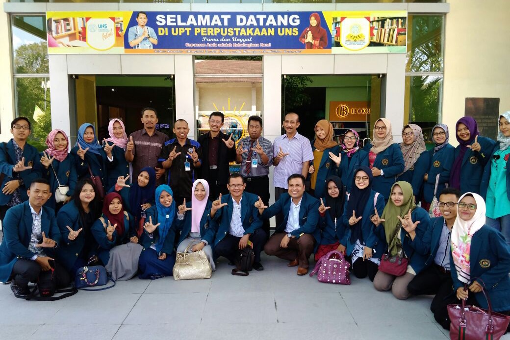 Program Magister Pendidikan Bahasa Indonesia Universitas Lampung mengunjungi UPT Perpustakaan UNS untuk studi observasi penyelesaian tesis.