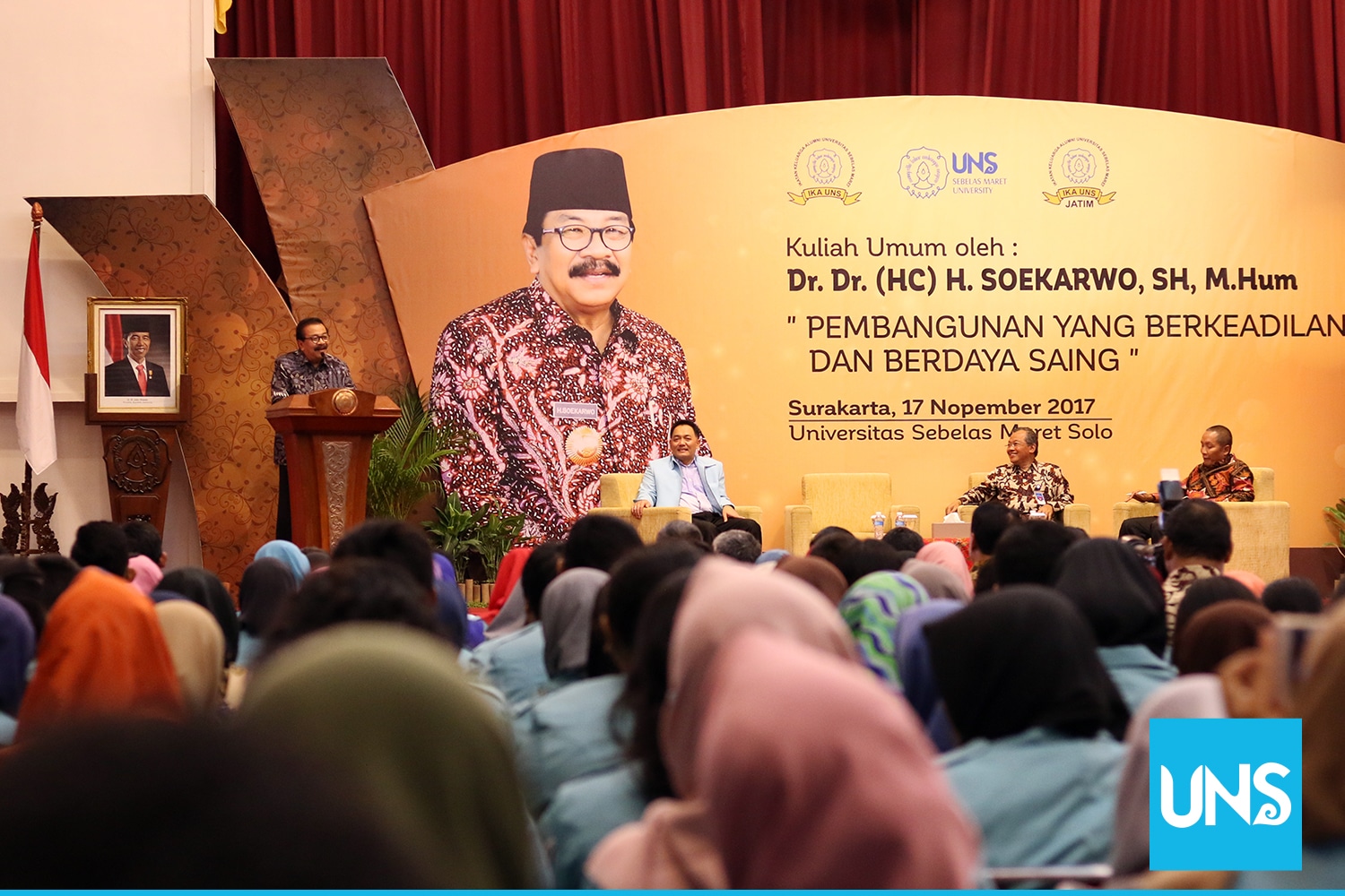 Gubernur Jawa Timur Soekarwo di Auditorium UNS