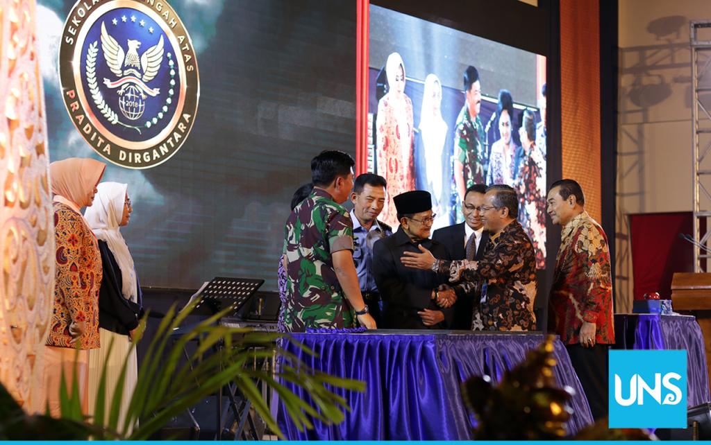 Rektor UNS Ravik Karsidi bersalaman dengan Presiden ke-3 Republik Indonesa BJ Habibie di Peresmian SMA Pradita Dirgantara