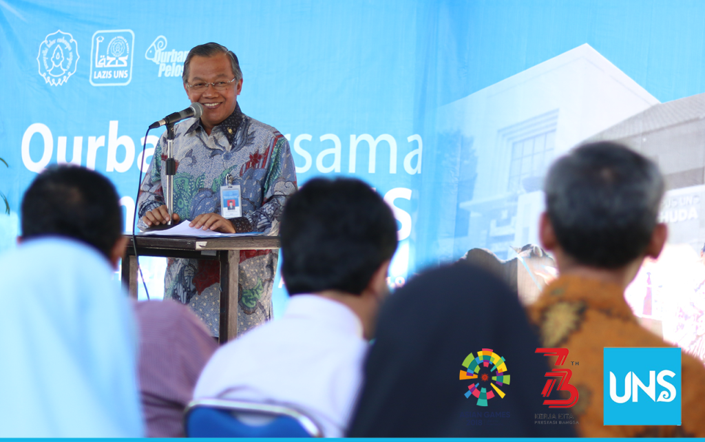 Prof. Ravik Karsidi memberikan sambutan pada saat penyerahkan hewan kurban dan diterima oleh Ketua II Lembaga Amal Zakat Infak Sodakoh (LAZIS) UNS
