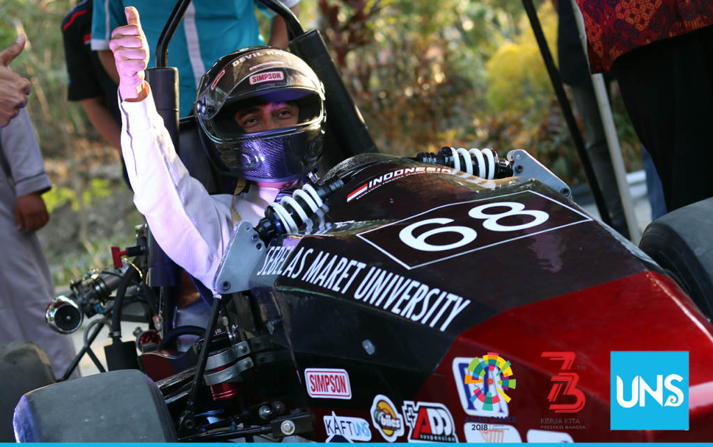 Wakil Rektor Bidang Perencanaan dan Kerja sama, Prof. Widodo Muktiyo mencoba Samartha, mobil balap karya Tim Bengawan Formula Student UNS yang diresmikan pada Kamis (23/8) untuk berkompetisi dalam Student Formula Japan 2018