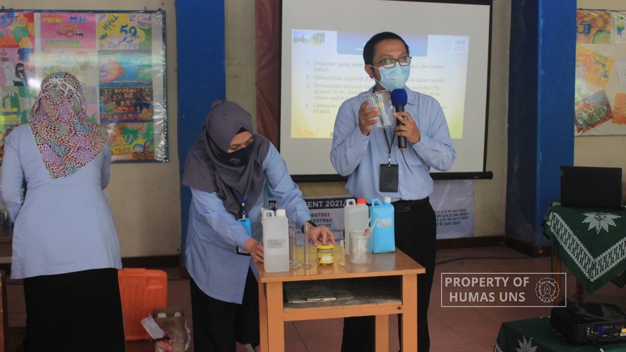 D-3 Farmasi UNS Dampingi Sekolah Produksi Hand Sanitizer Minyak Atsiri Secara Mandiri