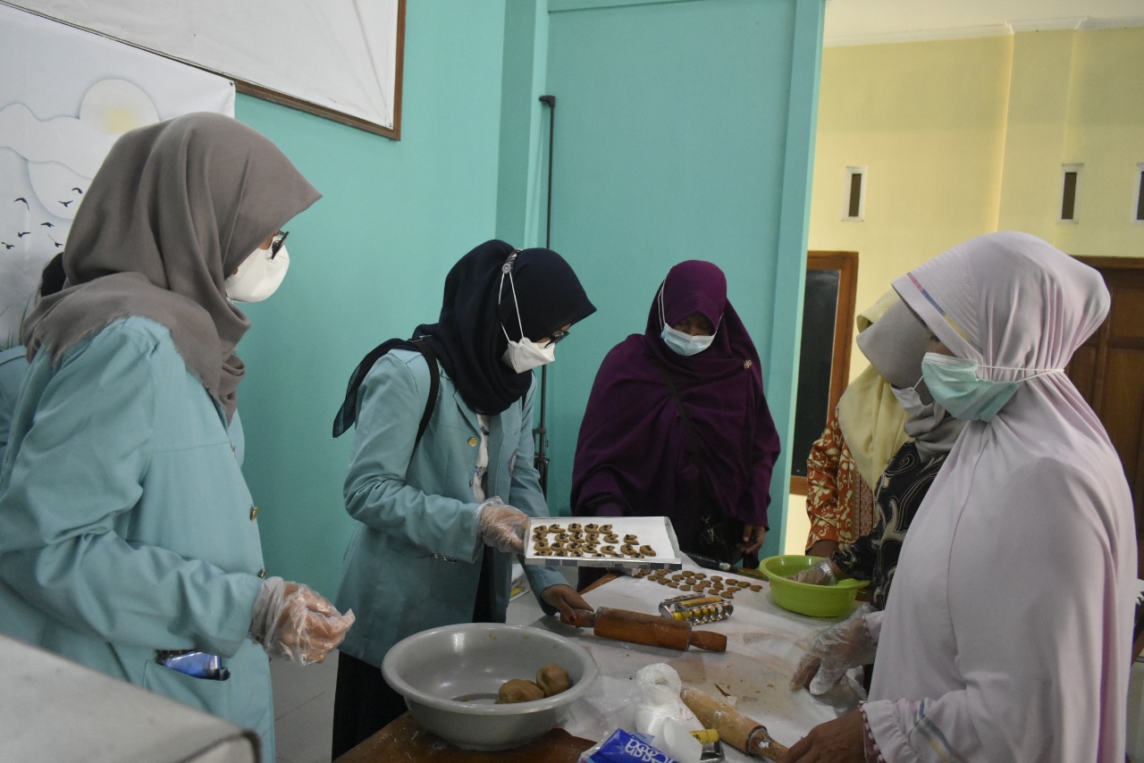Berdayakan Masyarakat Desa Gabus Melalui Inovasi, Kelompok 343 KKN UNS Buat Cookies dari Bahan Bekatul