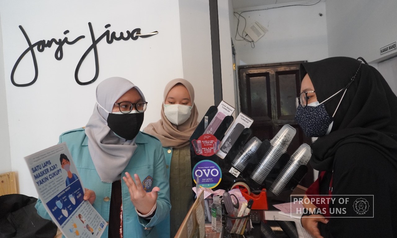 Mahasiswa FK UNS Sosialisasikan Penggunaan Masker Ganda kepada Pelaku UMKM di Solo