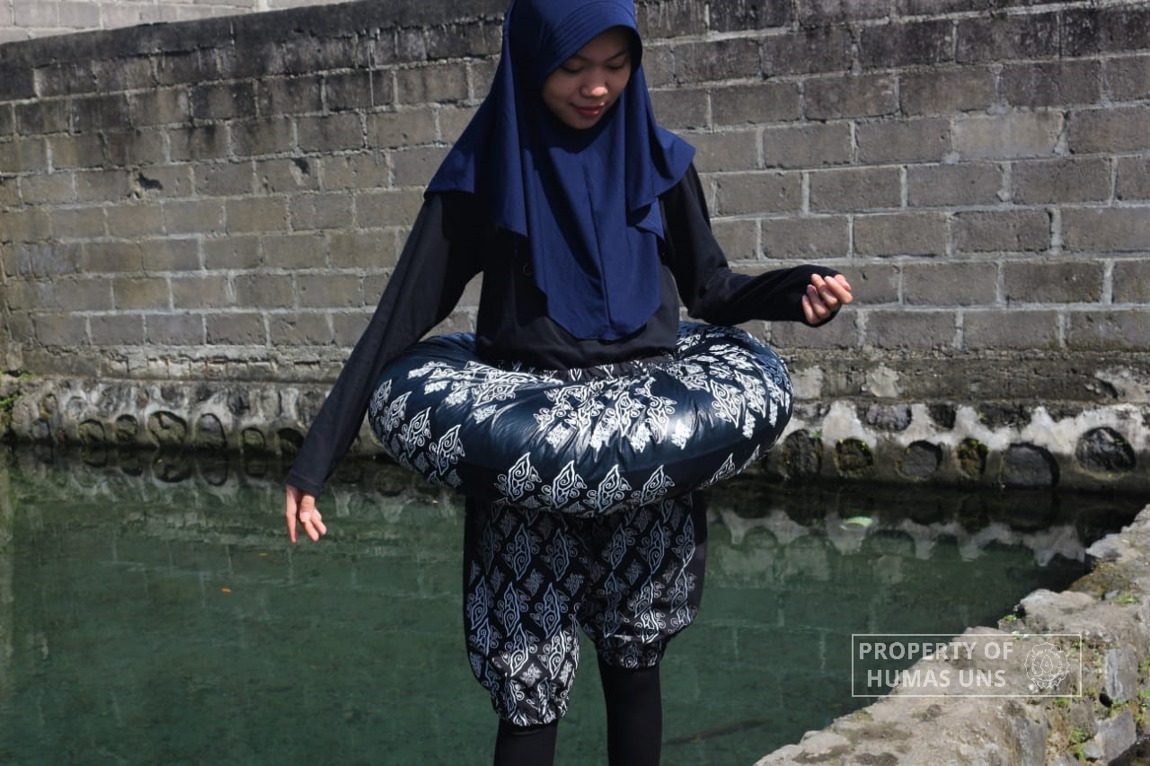 Mahasiswa UNS Berinovasi Ciptakan Celana Apung Batik sebagai Upaya Mitigasi Kondisi Darurat