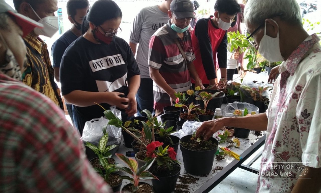 Riset Grup Prodi Pendidikan Biologi UNS Mengadakan Workshop Perbanyakan Tanaman Buah dan Tanaman Hias secara Vegetatif Buatan