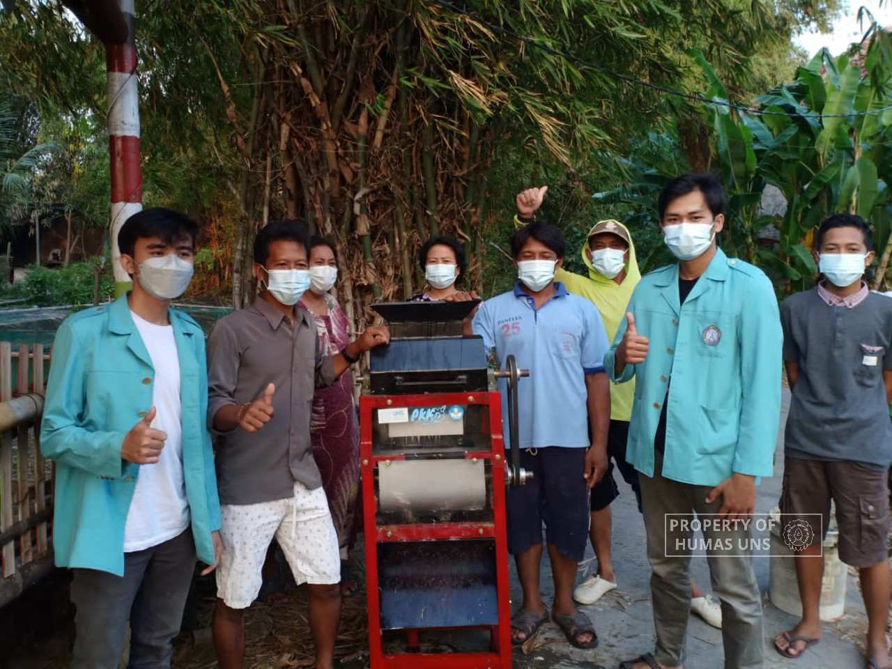 Mahasiswa UNS Inovasikan Mesin Pencacah Ganda untuk Membantu Efektivitas Kerja para Petani Tambak Desa Berahan Kulon