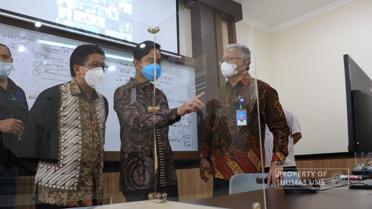 Tinjau Pelaksanaan PTM di UNS, Wali Kota Surakarta Sapa Mahasiswa