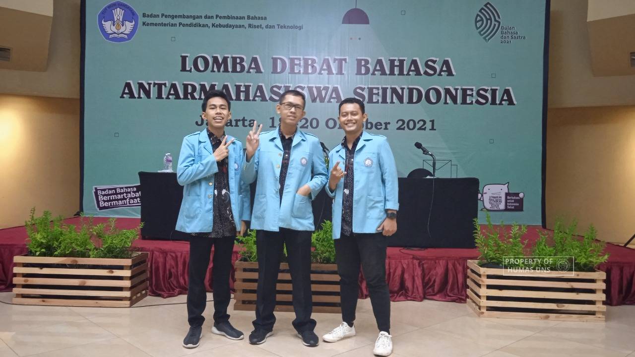 Mahasiswa UNS Juarai Lomba Debat Antarmahasiswa Badan Bahasa Kemendikbudristek