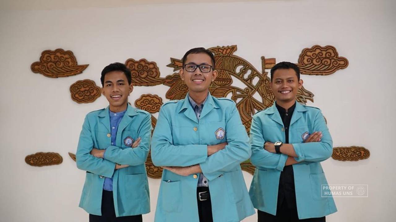 Tiga Mahasiswa UNS Sabet Juara 1 Lomba Debat Ekonomi Nasional