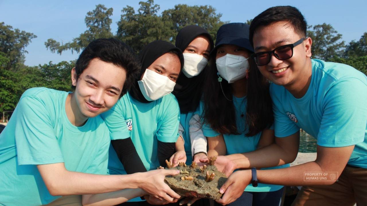 Mahasiswa UNS Ikuti Kegiatan Kerelawanan Youth Climate Action Camp di Kepulauan Seribu