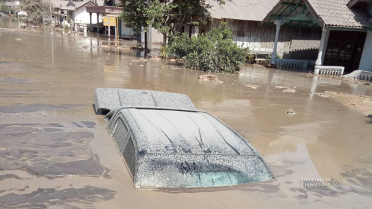 Mobil Satgas Bencana UNS Tertimbun Lahar Saat Bantu Evakuasi di Lereng Semeru, WR III: Ini Wujud Upaya Maksimal Kami