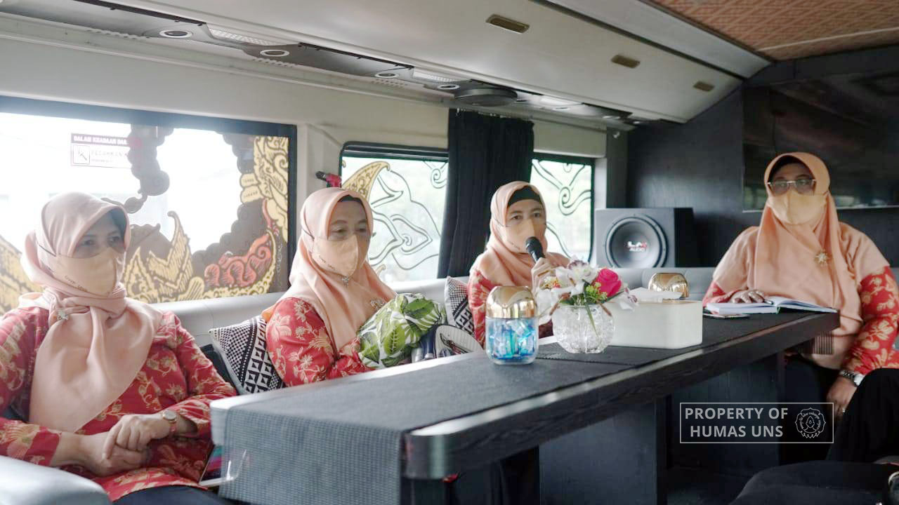 Sambil Keliling Kota Solo, DWP UNS Gelar Rapat di Dalam Bus