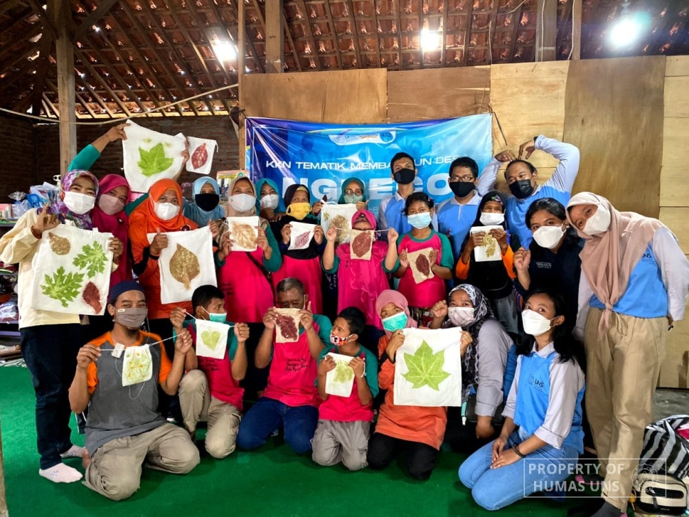 Mahasiswa KKN UNS Adakan Pelatihan Pembuatan Produk Ecoprint dan Tie Dye di Desa Ngreco, Sukoharjo