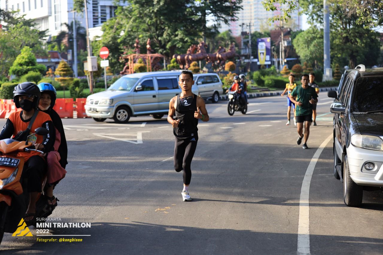 Mahasiswa FK UNS Raih Juara 2 Surakarta Mini Triathlon 2022