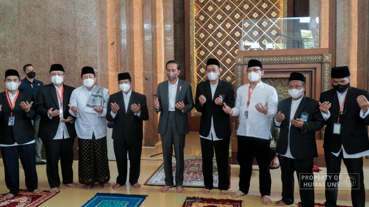 Presiden Jokowi Laksanakan Salat Jumat di Masjid Nurul Huda UNS